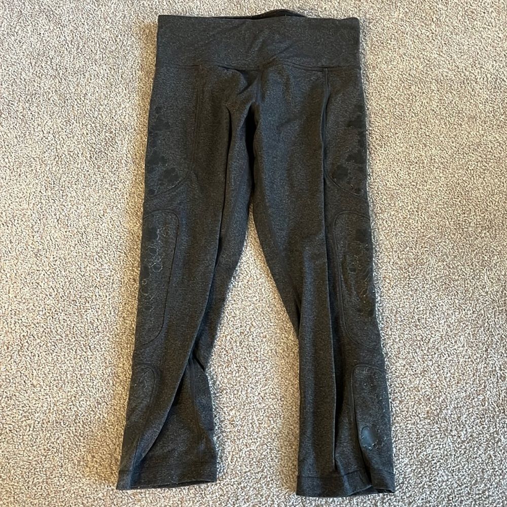 Lululemon Cropped Grey Flower leggings